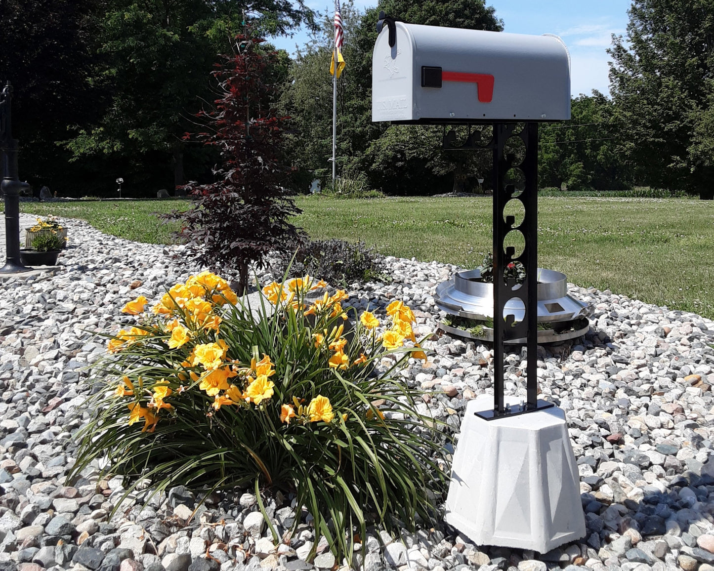 Concreate Base Standard Freestanding Mailbox